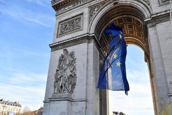 پرچم اتحادیه اروپا از طاق پیروزی پاریس پایین کشیده شد
