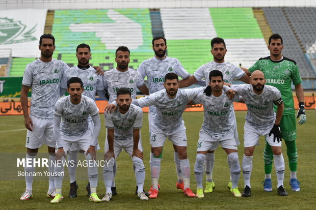 دیدار تیم‌های فوتبال آلومینیوم اراک و استقلال تهران