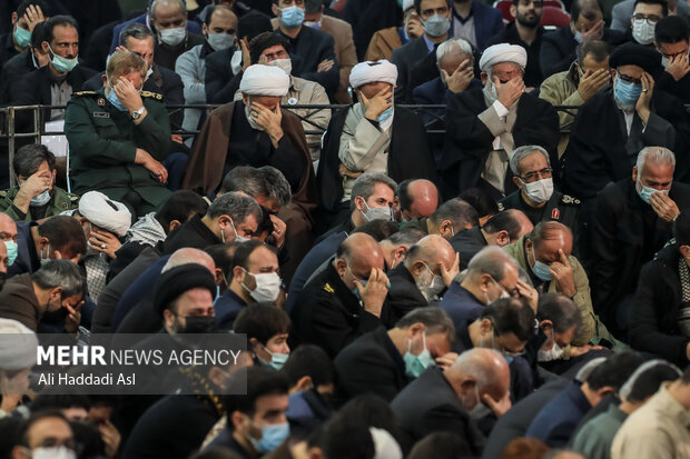 حضار، مقامات و مسئولین حاضر درمراسم دومین سالگرد شهادت سردار سلیمانی با مرثیه سرایی سید مجید بنی فاطمه سوگواری می کنند