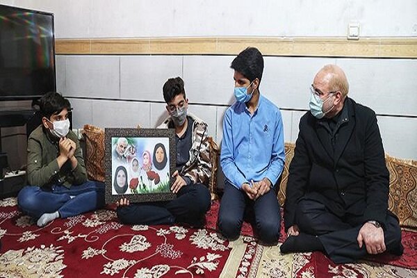حضور قالیباف در منزل شهدای حادثه مراسم تشییع شهید سلیمانی