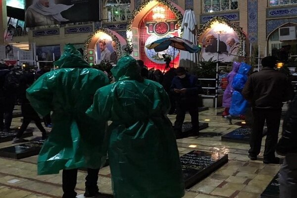 عزاداری زائران در کنار مرقد مطهر شهید سلیمانی در زیر بارش باران