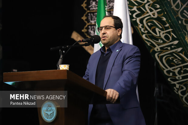محمد مقیمی رئیس دانشگاه تهران در حال سخنرانی در مراسم بزرگداشت سردار سلیمانی در مسجد دانشگاه تهران است