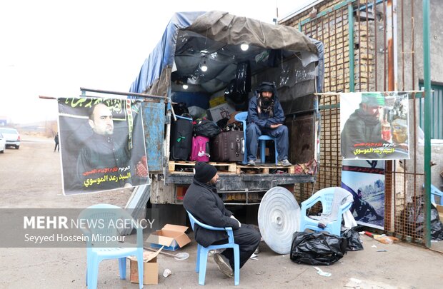 زائران پیاده عراقی در راه زیارت امام مهربانی ها