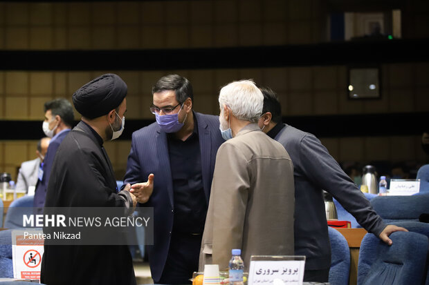 تعدادی از نمایندگان حاضر در انتخابات هیئت رئیسه شورای عالی استان‌ها پیش از آغاز این مراسم در حال گفتگو با یکدیگر هستند