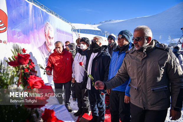 ادای احترام به شهید حاج قاسم سلیمانی توسط حمید سجادی و ورزشکاران در رقابت های اسکی آلپاین انتخابی المپیک انجام شد
