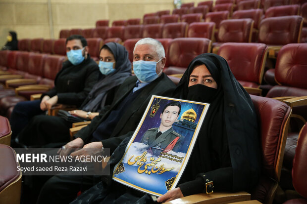  خانواده شهید مدافع حرم مجتبی یدالهی در مراسم بزرگداشت شهدای مدافع حرم تهران حضور دارند