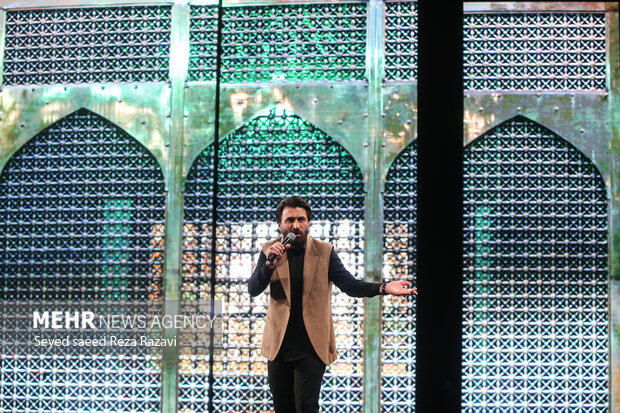  صابر خراسانی در حال اجرا در مراسم بزرگداشت شهدای مدافع حرم تهران است