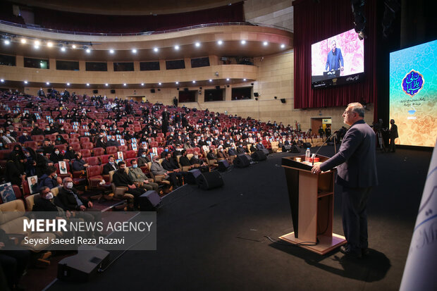 علیرضا زاکانی شهردار تهران در حال سخنرانی در مراسم بزرگداشت شهدای مدافع حرم تهران است