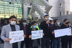 تجمع دانشجویان علوم پزشکی مقابل وزارت بهداشت در اعتراض به حضوری برگزار شدن امتحانات