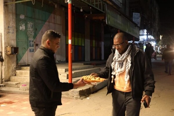 مردم فلسطین با پخش شیرینی پیروزی هشام ابوهواش را جشن گرفتند