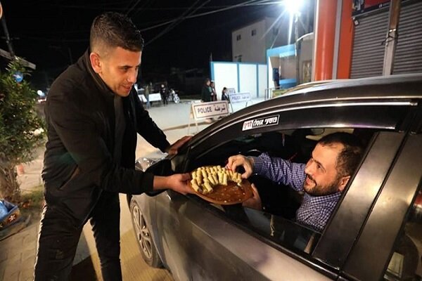 مردم فلسطین با توزیع نبات پیروزی هشام ابو حوش را جشن می گیرند