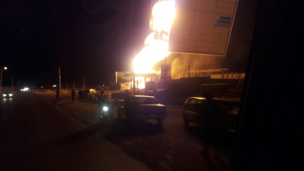 حریق گسترده در پمپ بنزین خاتون آباد/تلاش آتش نشانان نتیجه داد