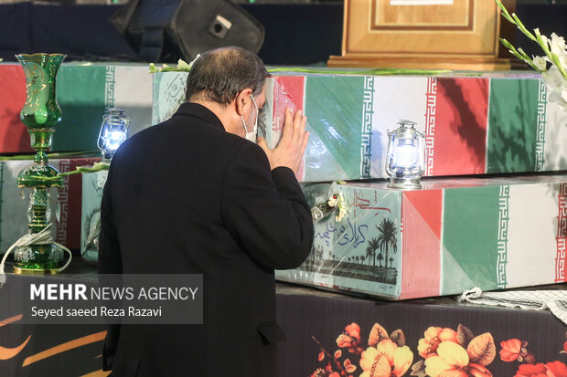  محسن رضایی معاون اقتصادی رئیس‌جمهور در حال وداع با پیکر‌های مطهر ۱۵۰ شهید گمنام دوران هشت سال دفاع مقدس در مصلای تهران است