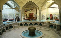 لایه برداری از نقاشی‌های حمام تاریخی «خان» کاشان