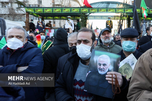 تہران میں دفاع مقدس کے 150 گمنام شہداء کی تشییع جنازہ میں عوام کی بھر پور شرکت