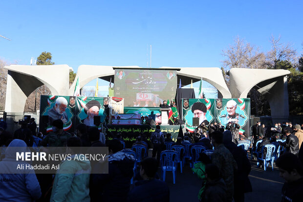 مراسم تشییع پیکرهای مطهر ۱۵۰ شهید گمنام دفاع مقدس در تهران با حضور گسترده مردم در دانشگاه تهران آغاز شد