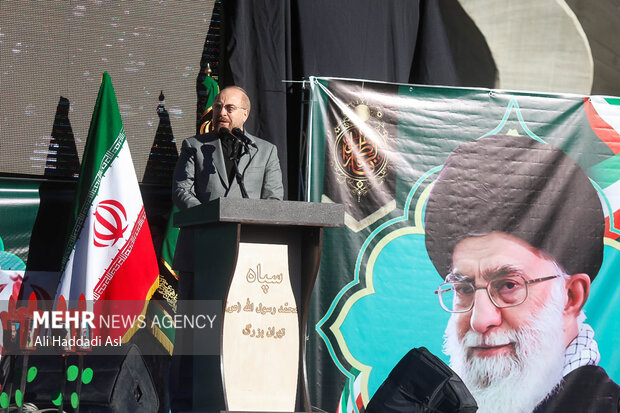 مراسم تشییع پیکرهای مطهر ۱۵۰ شهید گمنام دفاع مقدس در تهران