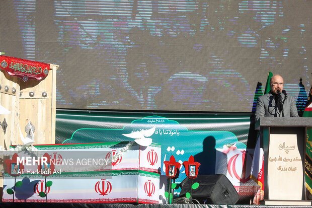 مراسم تشییع پیکرهای مطهر ۱۵۰ شهید گمنام دفاع مقدس در تهران