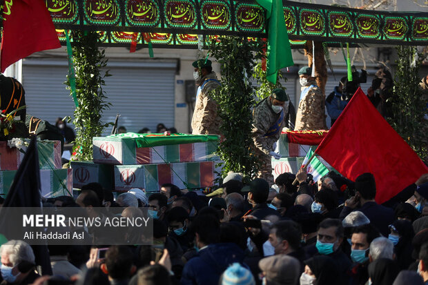 مراسم تشییع پیکرهای مطهر ۱۵۰ شهید گمنام دفاع مقدس در تهران با حضور گسترده مردم در دانشگاه تهران