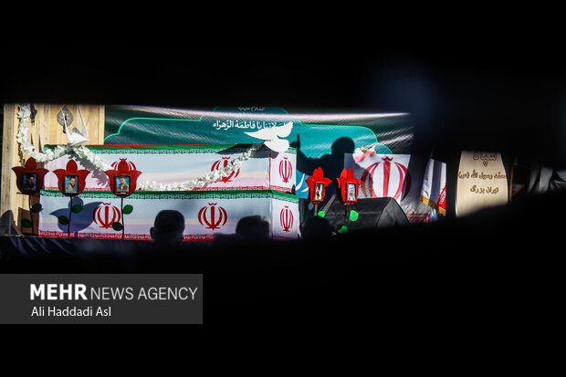 تشییع پیکرهای مطهر ۱۵۰ شهید گمنام دفاع مقدس در تهران صبح روز پنجشنبه شانزدهم دی ماه از مقابل دانشگاه تهران برگزار شد