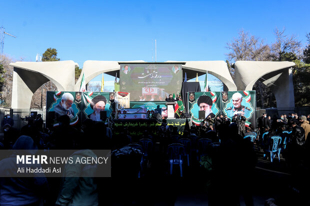 تشییع پیکرهای مطهر ۱۵۰ شهید گمنام دفاع مقدس در تهران صبح روز پنجشنبه شانزدهم دی ماه از مقابل دانشگاه تهران برگزار شد