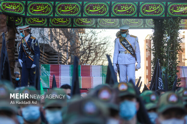 تشییع پیکرهای مطهر ۱۵۰ شهید گمنام دفاع مقدس در تهران صبح روز پنجشنبه شانزدهم دی ماه با حضور گسترده مردم از مقابل دانشگاه تهران برگزار شد