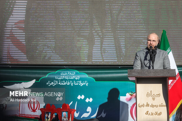 محمد باقر قالیباف رئیس مجلس شورای اسلامی در حال سخنرانی در تشییع پیکرهای مطهر ۱۵۰ شهید گمنام دفاع مقدس در تهران است