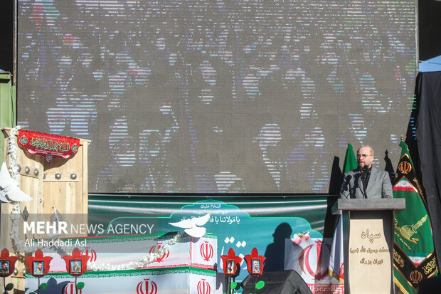محمد باقر قالیباف رئیس مجلس شورای اسلامی در حال سخنرانی در تشییع پیکرهای مطهر ۱۵۰ شهید گمنام دفاع مقدس در تهران است