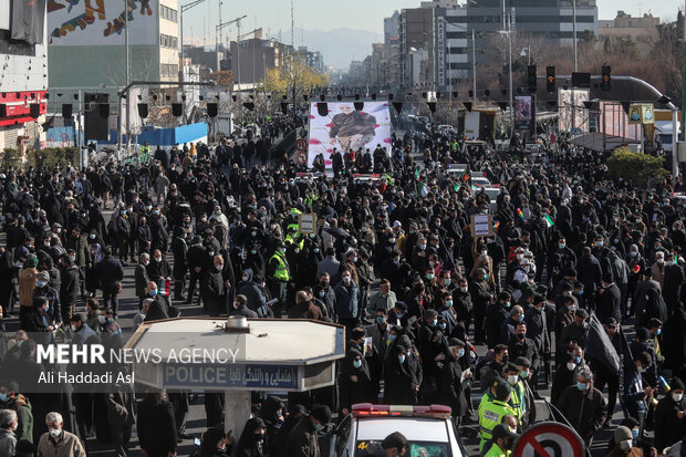 تشییع پیکرهای مطهر ۱۵۰ شهید گمنام دفاع مقدس در تهران صبح روز پنجشنبه شانزدهم دی ماه با حضور گسترده مردم از برگزار شد