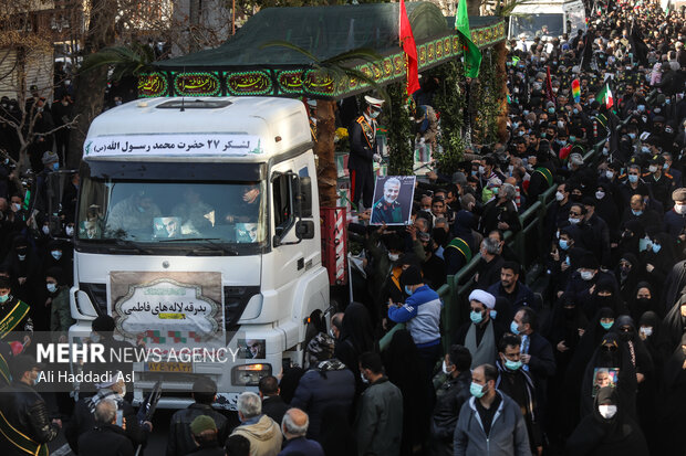 تشییع پیکرهای مطهر ۱۵۰ شهید گمنام دفاع مقدس در تهران صبح روز پنجشنبه شانزدهم دی ماه با حضور گسترده مردم از برگزار شد