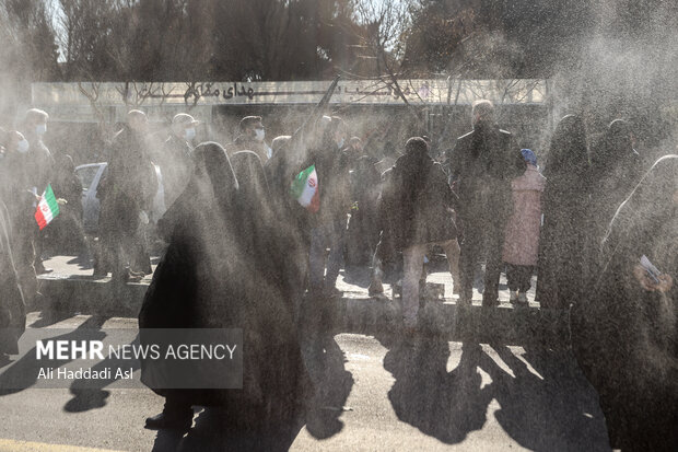 تشییع پیکرهای مطهر ۱۵۰ شهید گمنام دفاع مقدس در تهران صبح روز پنجشنبه شانزدهم دی ماه با حضور گسترده مردم از برگزار شد
