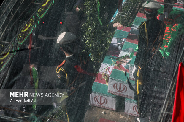 تشییع پیکرهای مطهر ۱۵۰ شهید گمنام دفاع مقدس در تهران صبح روز پنجشنبه شانزدهم دی ماه با حضور گسترده مردم از برگزار شد