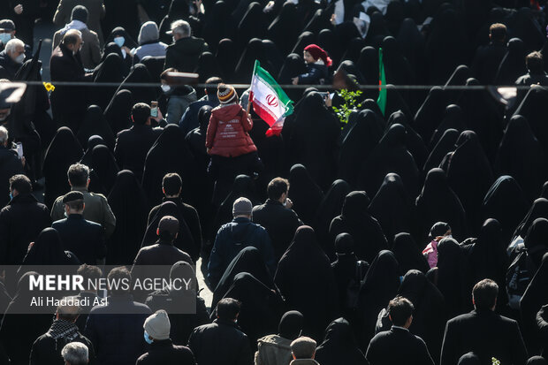 در تشییع پیکرهای مطهر ۱۵۰ شهید گمنام دفاع مقدس در تهران کودکی پرچم ایران را در دست دارد