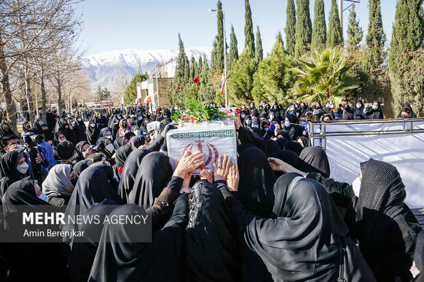 تشییع و خاکسپاری پیکر یک شهید گمنام در پارک علم و فناوری شیراز