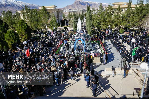 تشییع و خاکسپاری پیکر یک شهید گمنام در پارک علم و فناوری شیراز