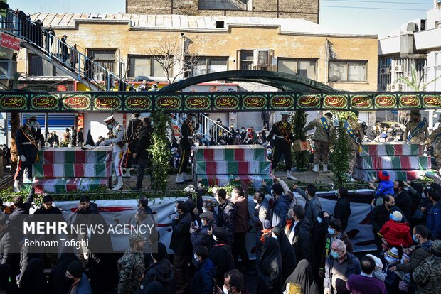 مراسم تشییع پیکرهای مطهر ۱۵۰ شهید گمنام دوران دفاع مقدس در تهران با حضور گسترده مردم از دانشگاه تهران تا معراج شهدا برگزار شد