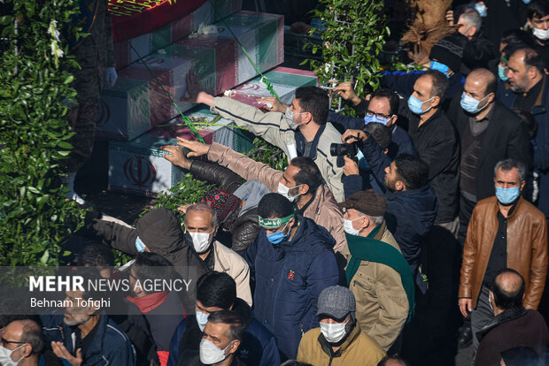 مراسم تشییع پیکرهای مطهر ۱۵۰ شهید گمنام دوران دفاع مقدس در تهران با حضور گسترده مردم از دانشگاه تهران تا معراج شهدا برگزار شد