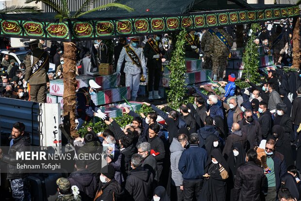 مراسم تشییع پیکرهای مطهر ۱۵۰ شهید گمنام دوران دفاع مقدس در تهران با حضور گسترده مردم از دانشگاه تهران تا معراج شهدا برگزار شد