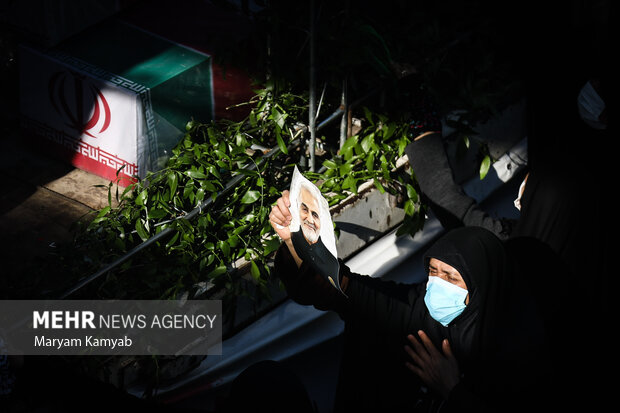 مراسم تشییع پیکرهای مطهر ۱۵۰ شهید گمنام دوران دفاع مقدس در تهران با حضور گسترده مردم از دانشگاه تهران تا معراج شهدا برگزار شد