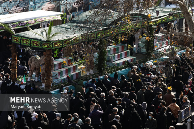 مراسم تشییع پیکرهای مطهر ۱۵۰ شهید گمنام دوران دفاع مقدس در تهران با حضور گسترده مردم از دانشگاه تهران تا معراج شهدا برگزار شد