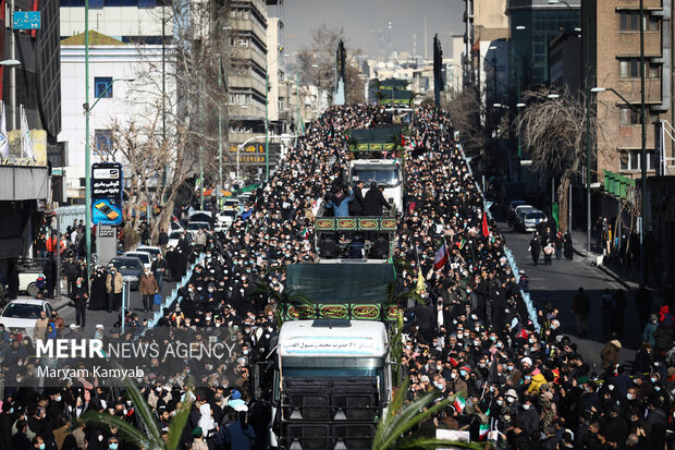 مراسم تشییع پیکرهای مطهر ۱۵۰ شهید گمنام دوران دفاع مقدس در تهران با حضور گسترده مردم از دانشگاه تهران تا معراج شهدا برگزار شد