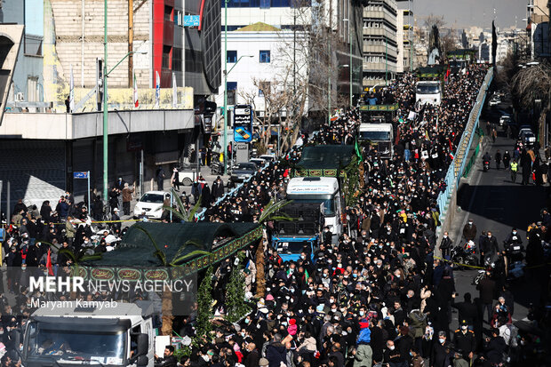 مراسم تشییع پیکرهای مطهر ۱۵۰ شهید گمنام دوران دفاع مقدس در تهران با حضور گسترده مردم از دانشگاه تهران تا معراج شهدا برگزار شد