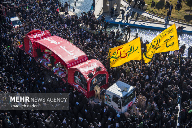 İran'da 250 isimsiz şehit için cenaze törenleri yapıldı