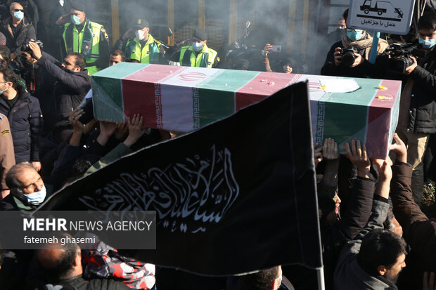 مراسم تشییع پیکرهای مطهر ۱۵۰ شهید گمنام دوران دفاع مقدس در تهران با حضور گسترده مردم از دانشگاه تهران تا معراج شهدا برگزار شد