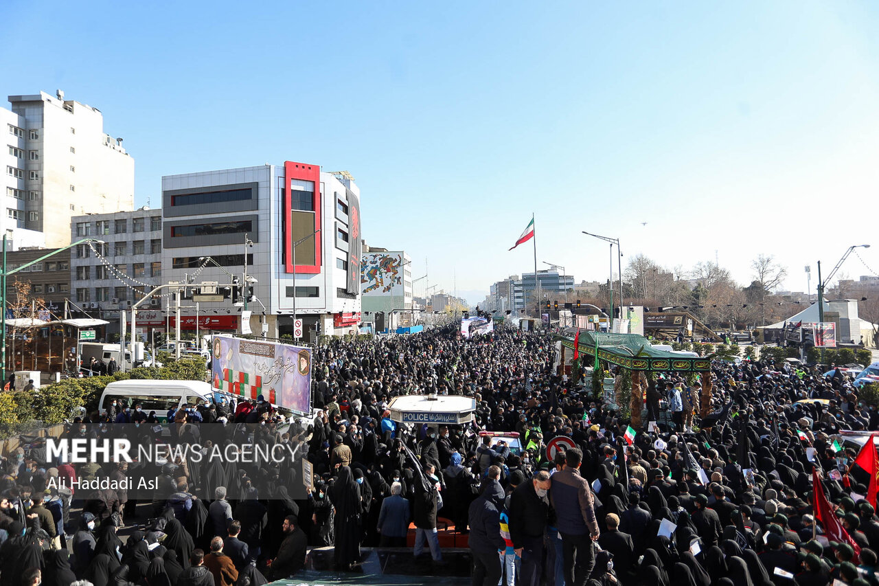 تہران میں 150 گمنام شہیدوں کی تشییع جنازہ میں مؤمنین کی بھر پور شرکت