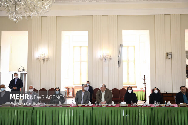 Iran FM meets representatives of religious monitories 