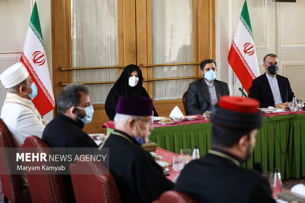 حسین امیرعبداللهیان وزیر امور خارجه با نمایندگان اقلیت‌های مذهبی در محل وزرات امور خارجه دیدار و گفتگو کرد