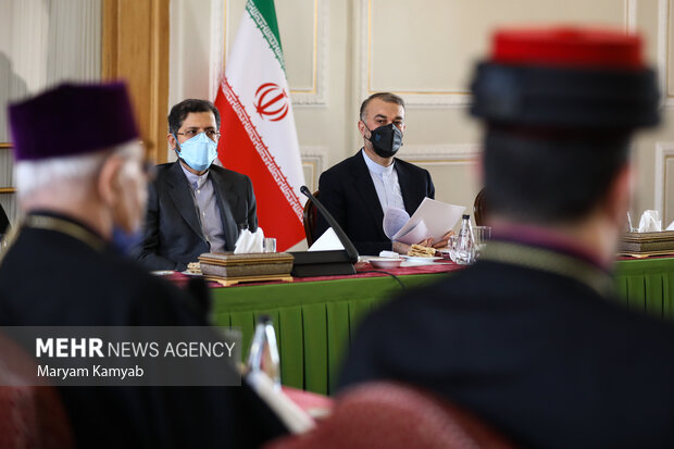 حسین امیرعبداللهیان وزیر امور خارجه با نمایندگان اقلیت‌های مذهبی در محل وزرات امور خارجه دیدار و گفتگو کرد