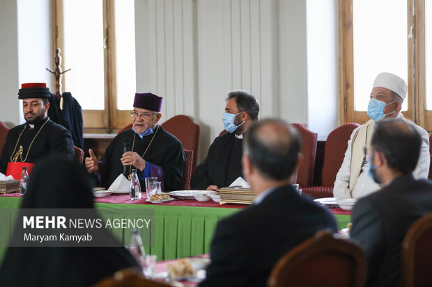 سبوه سرکیسیان اسقف اعظم ارمنی‌های تهران در حال سخنرانی در دیدار نمایندگان اقلیت های مذهبی  با حسین امیر عبداللهیان وزیر امور خارجه است