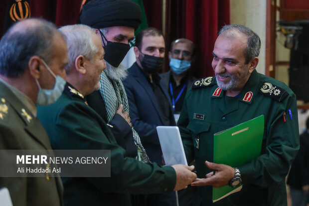 سردار عبداله عراقی رئیس پژوهشکده دفاع مقدس در همایش نهضت خاطره گویی مورد تقدیر قرار گرفت
